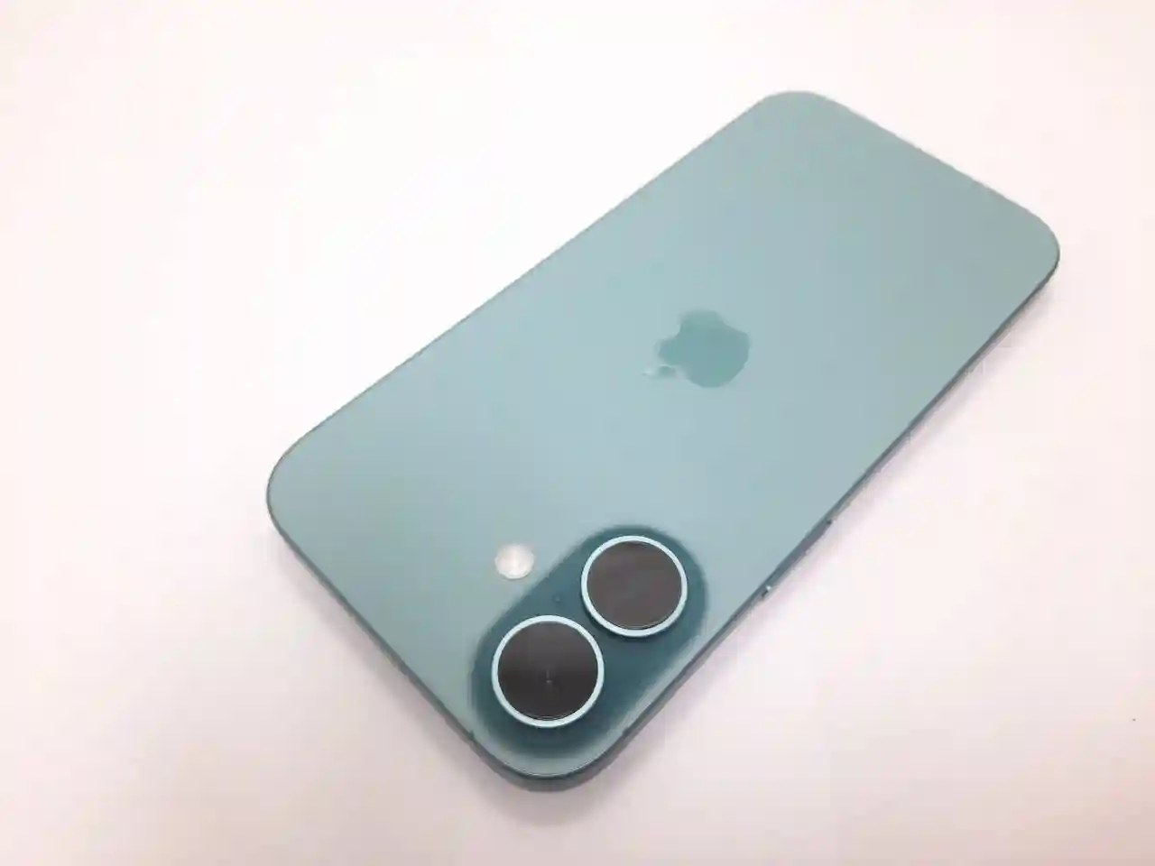 Apple iPhone 16 (6 GB/128GB)