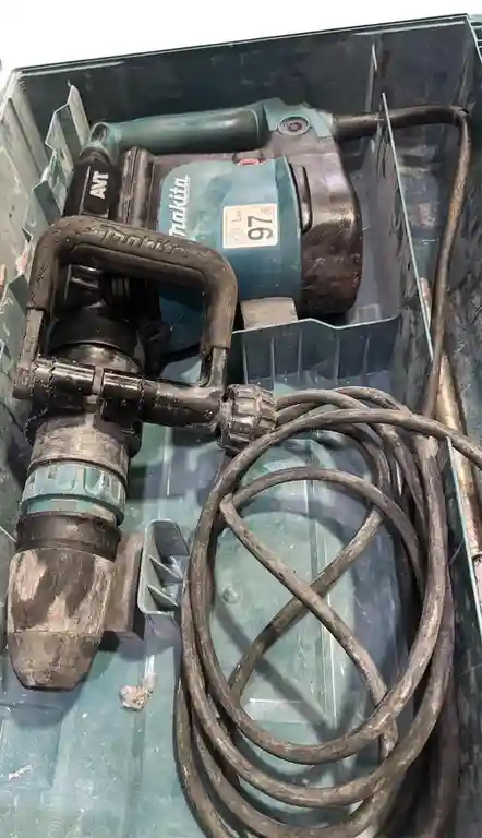 Makita HM1111C