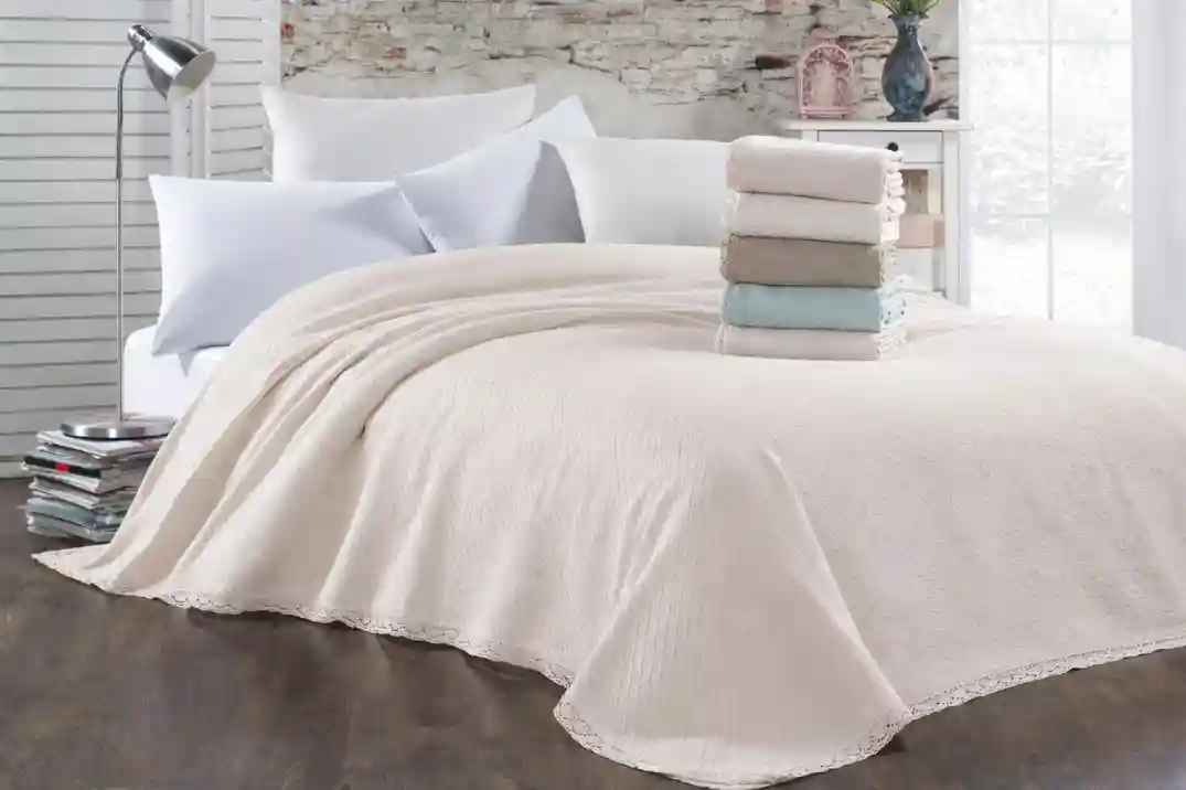 Cuvertura decorativa jacard cu dantela – bej, 220x240 cm (LUX PIQUE)