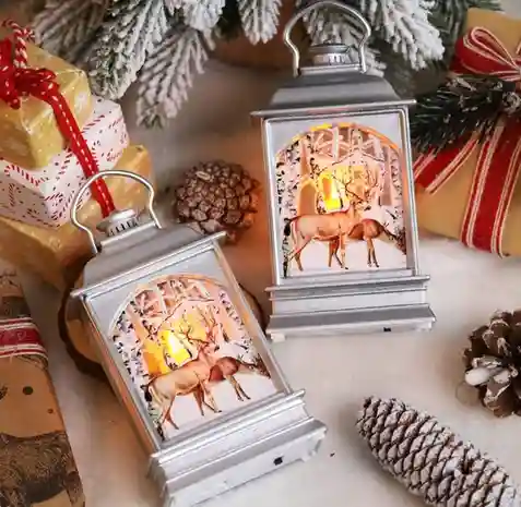 Декоративный фонарь со светом – олени в зимнем лесу