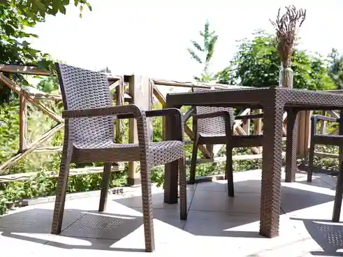 Scaun din plastic VECTOR Maro