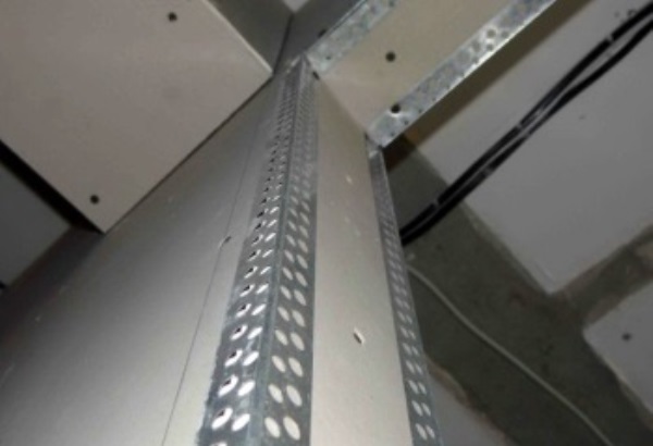 Corniere din aluminiu şi PVC