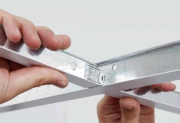 Sistem de suspensie tavan