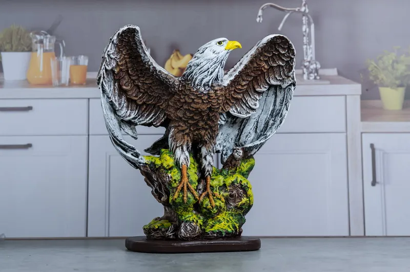 Орел огромный расованный