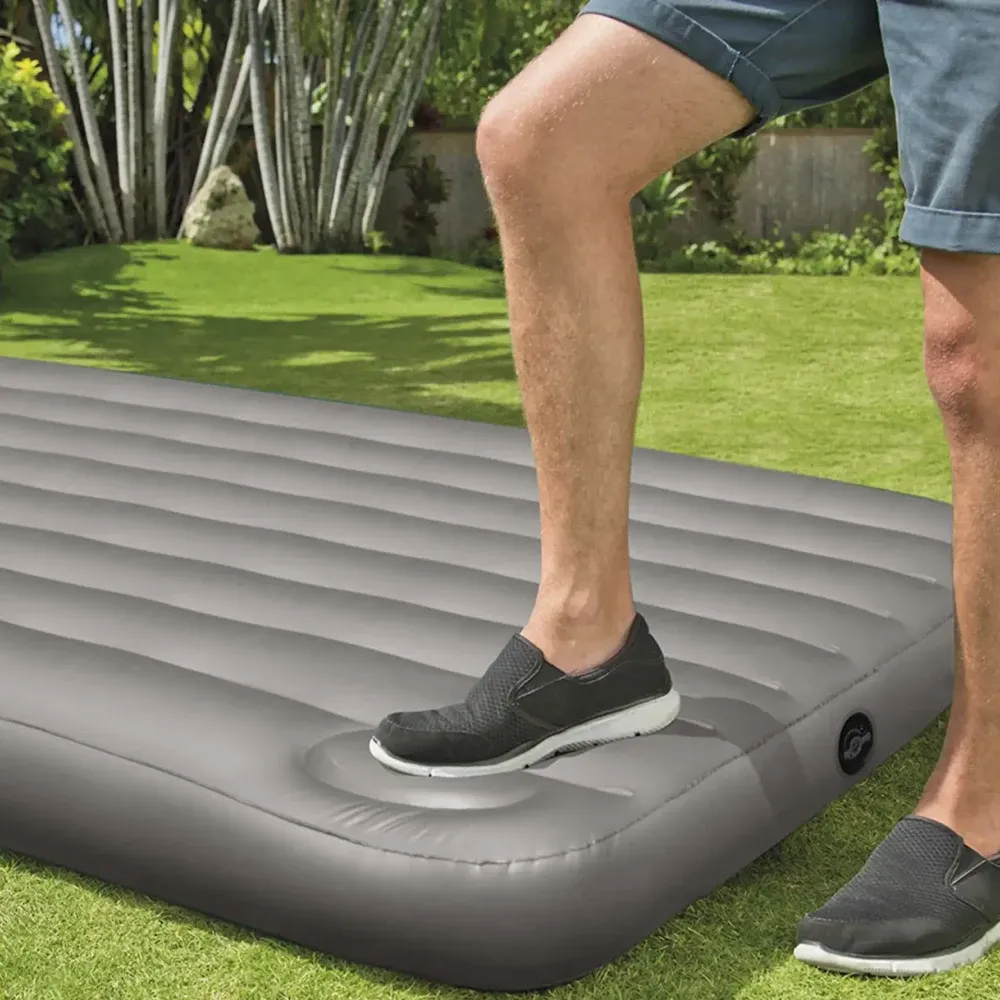 Saltea gonflabilă Full Downy cu pompă de picior încorporată, 137×191×25 cm, max. 272 kg, Intex (64762)