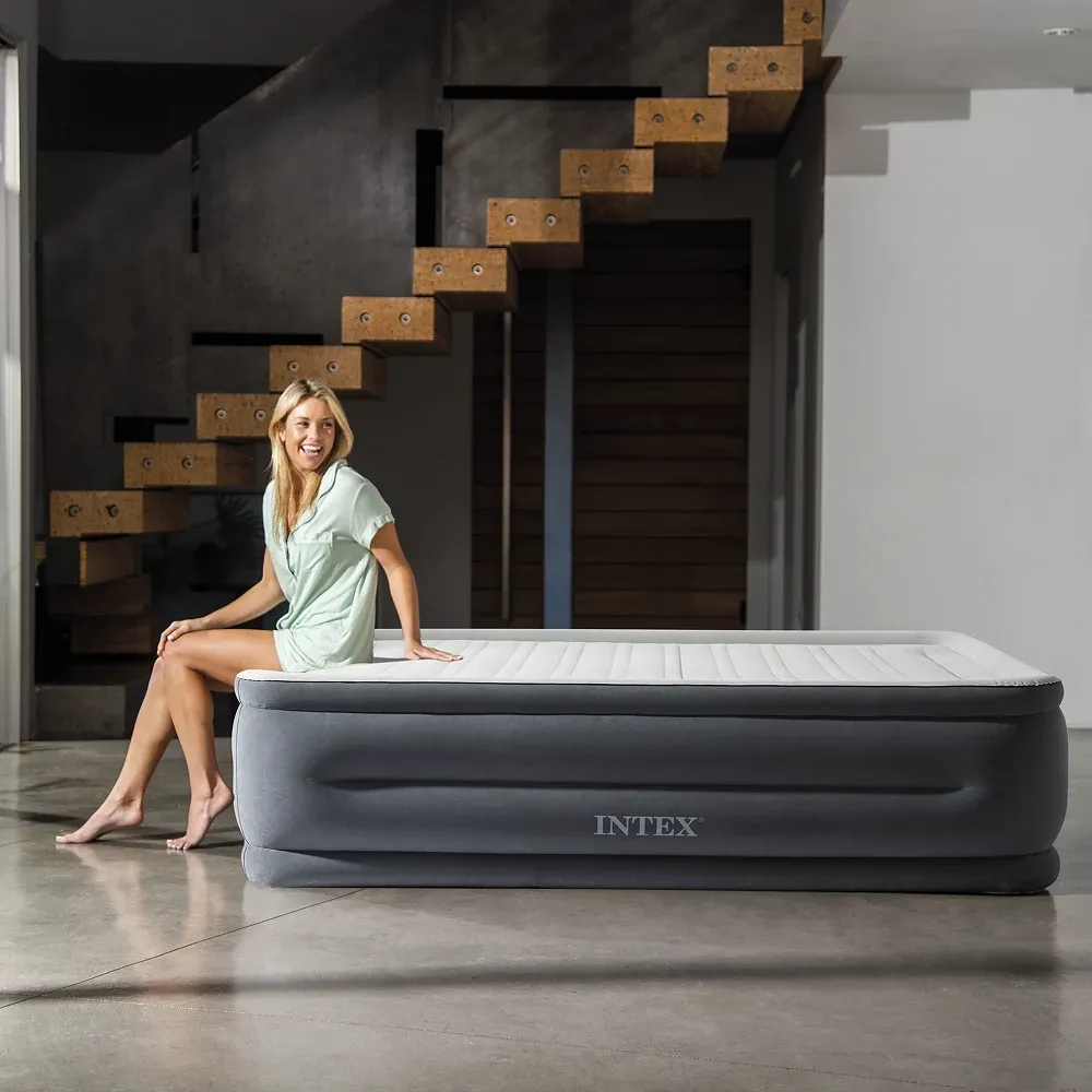Pat gonflabil Queen Comfort-Plush cu pompă încorporată, 152×203×56 cm, max. 272 kg, Intex (64418)