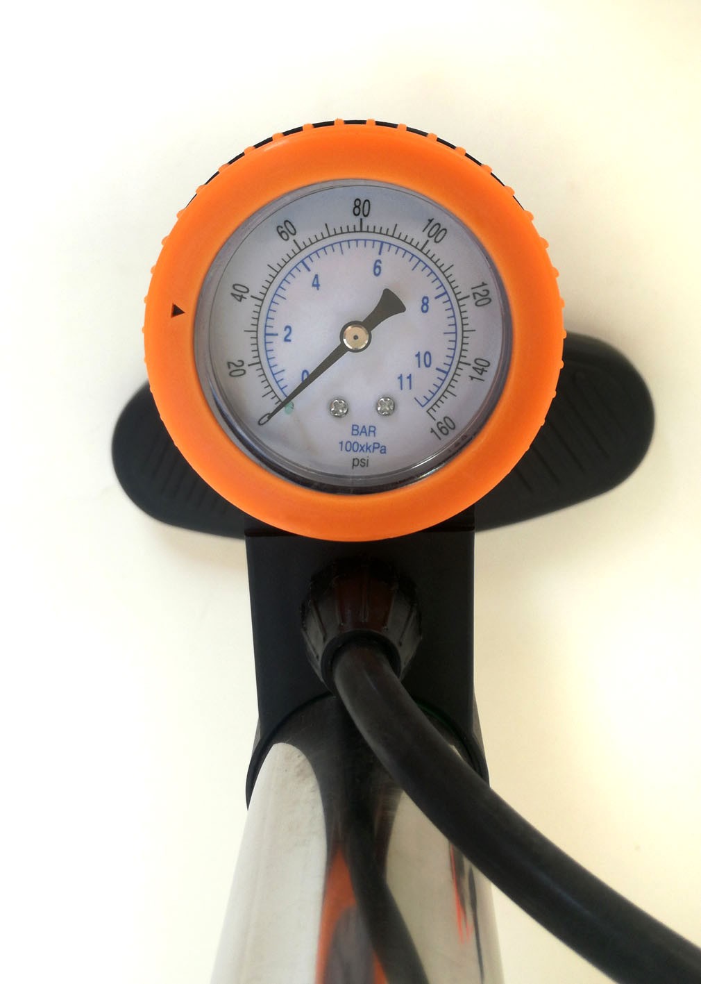 Pompă pentru mingi cu manometru Yakimasport 100295 (12276)