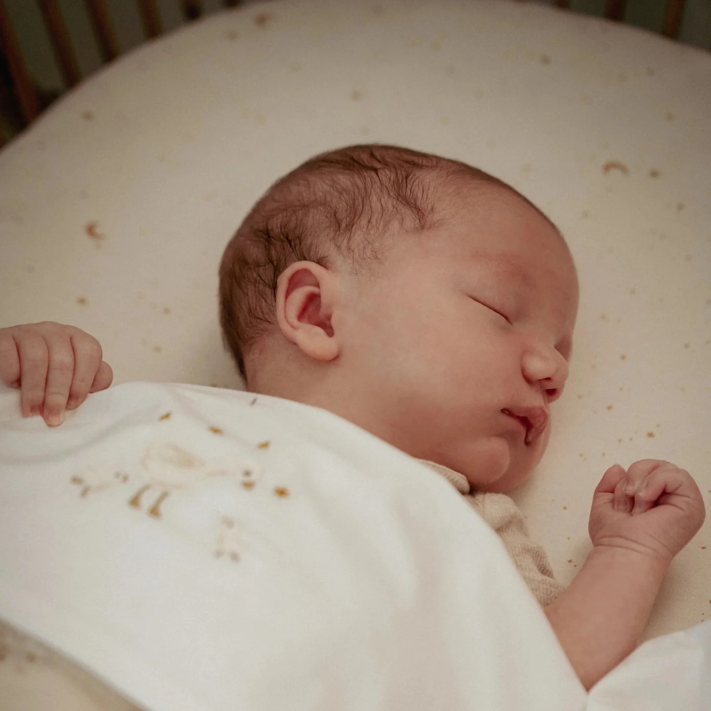 Cearsaf cu elastic din bumbac organic pentru patut - 70x140/150 cm - Moon and Stars - Little Dutch