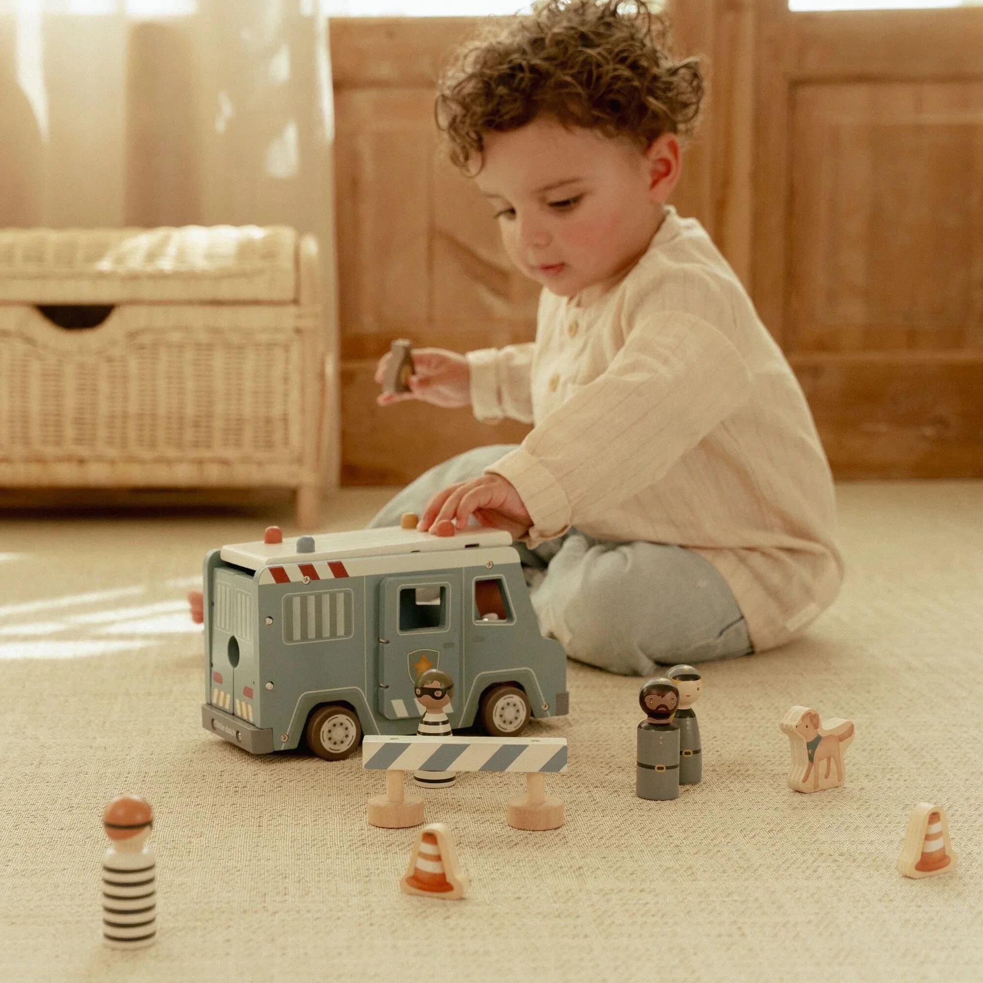 Masina de politie din lemn FSC cu accesorii si politist - Little Dutch