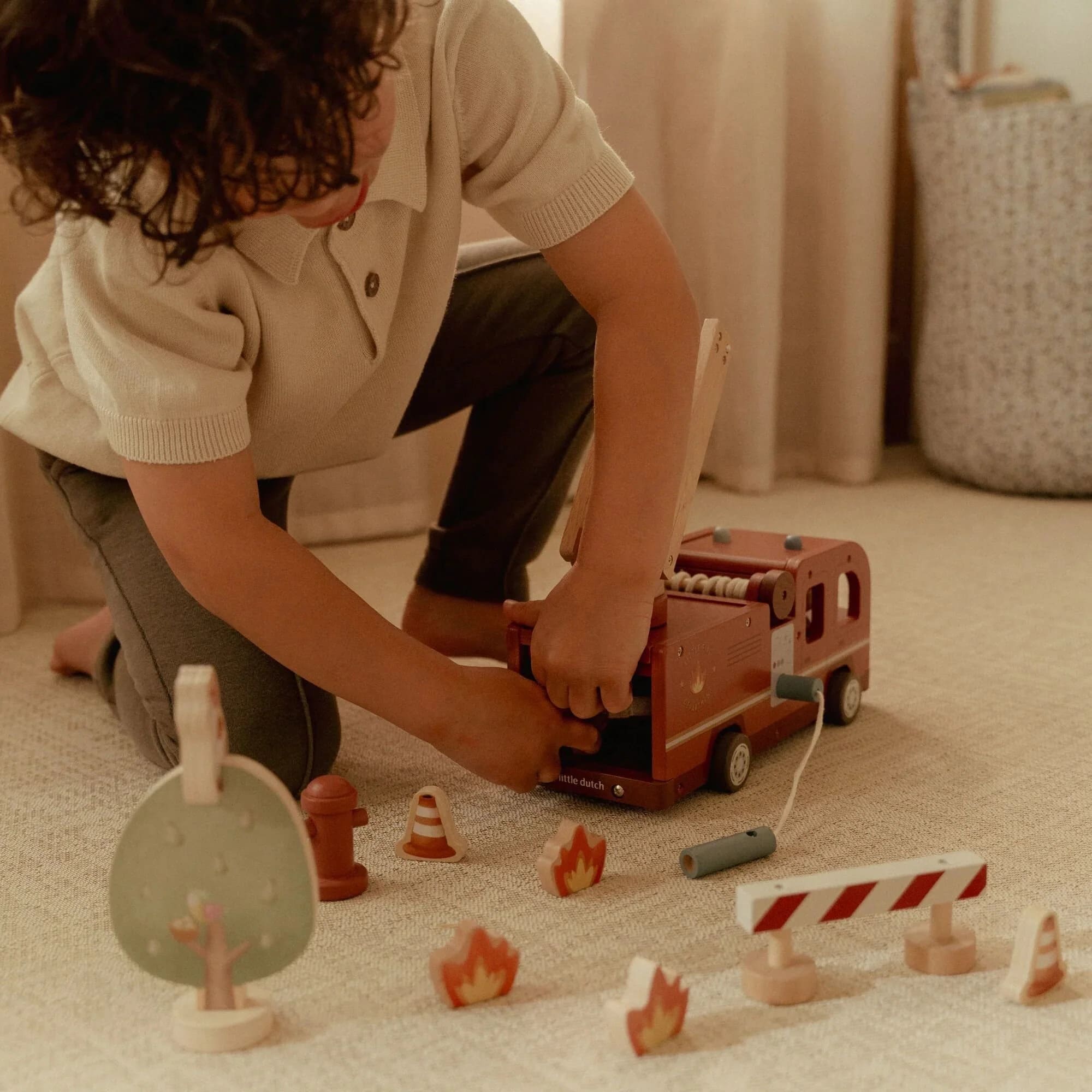 Masina din lemn FSC - Masina de pompieri - Mare - Little Dutch