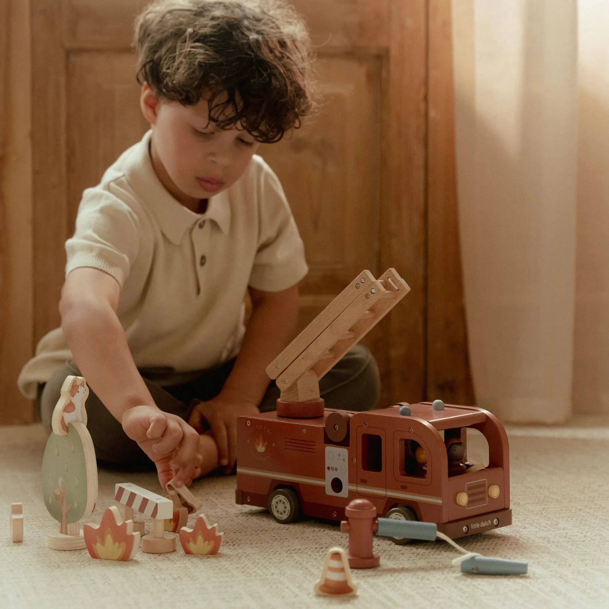 Masina din lemn FSC - Masina de pompieri - Mare - Little Dutch