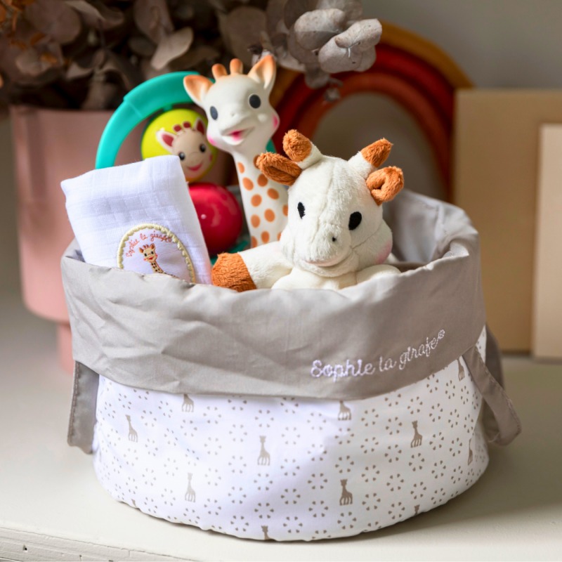Se-cadou la nastere in cos Girafa Sophie (A basket with handle + Girafa Sophie + comforter with paci