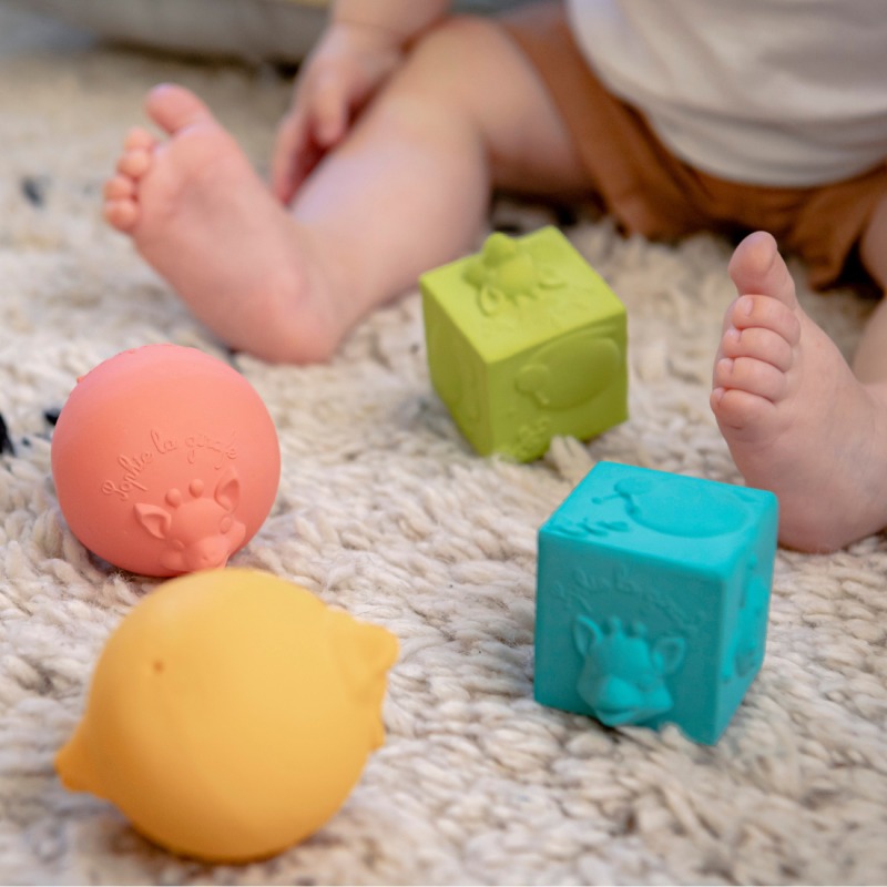 Набор из 2 мячиков и 2 кубиков Жираф Софи