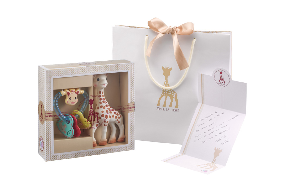 Classical creation - composition 3 (Girafa Sophie + Heart zornăitoare) A gift bag and a card are ins