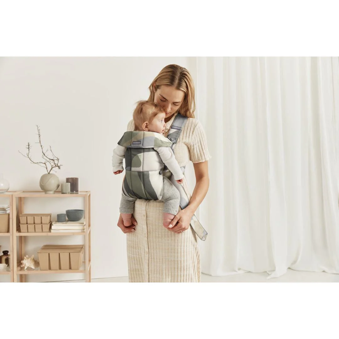 Marsupiu anatomic BabyBjorn Mini Khaki/Green cu pozitii multiple de purtare, bumbac