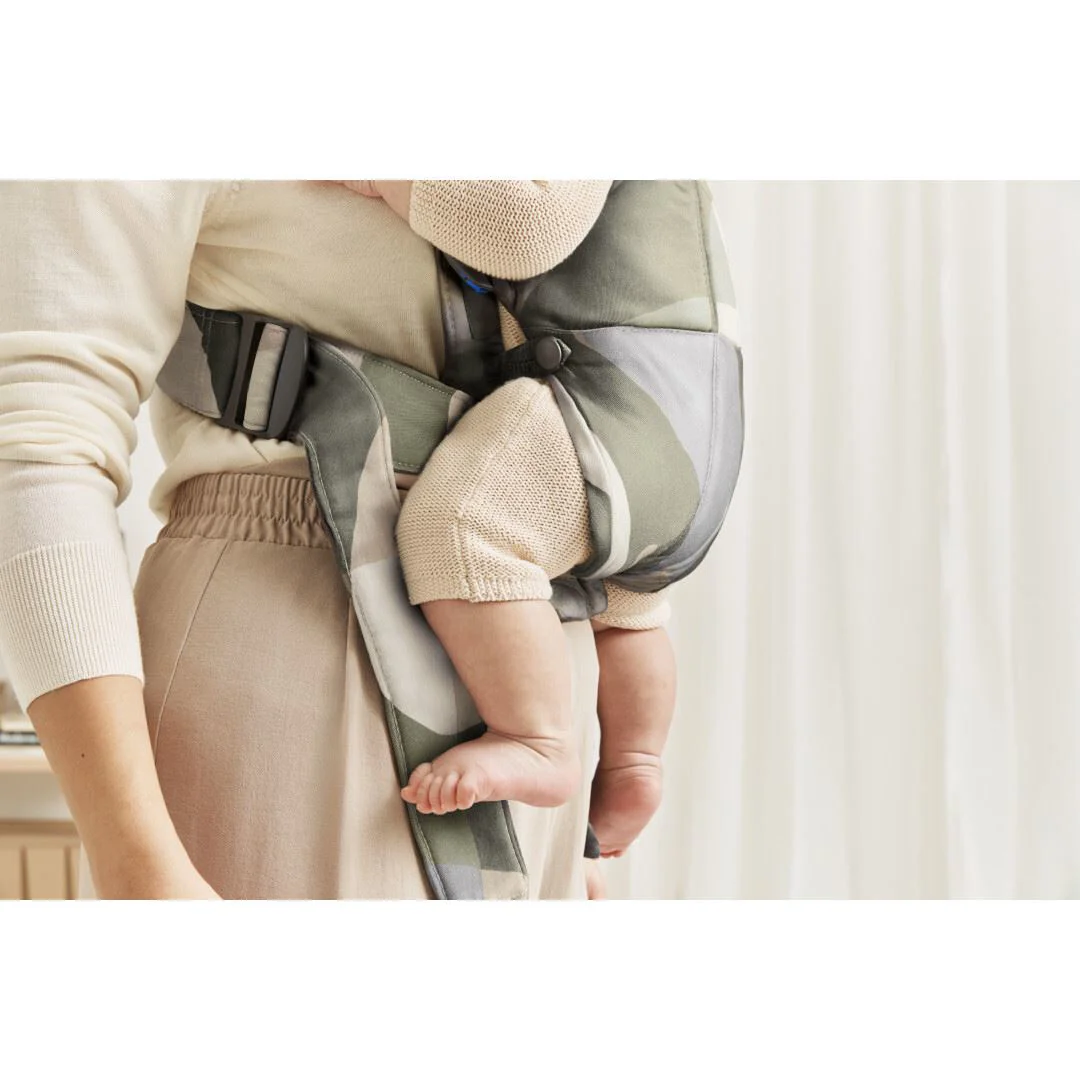 Marsupiu anatomic BabyBjorn Mini Khaki/Green cu pozitii multiple de purtare, bumbac