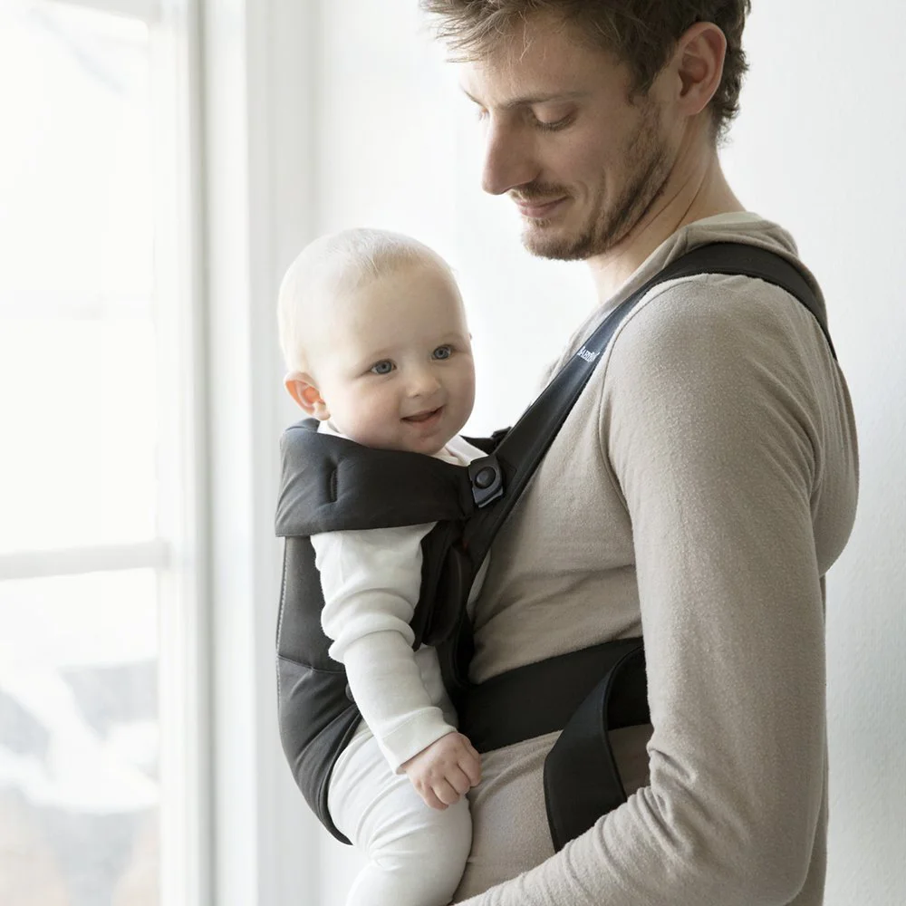 Marsupiu anatomic BabyBjorn Mini Black cu pozitii multiple de purtare, bumbac