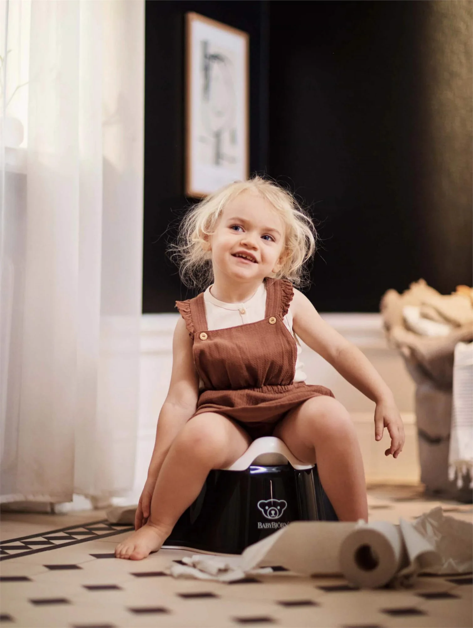 Olita cu protectie spate BabyBjorn Potty Chair Powder Black/White