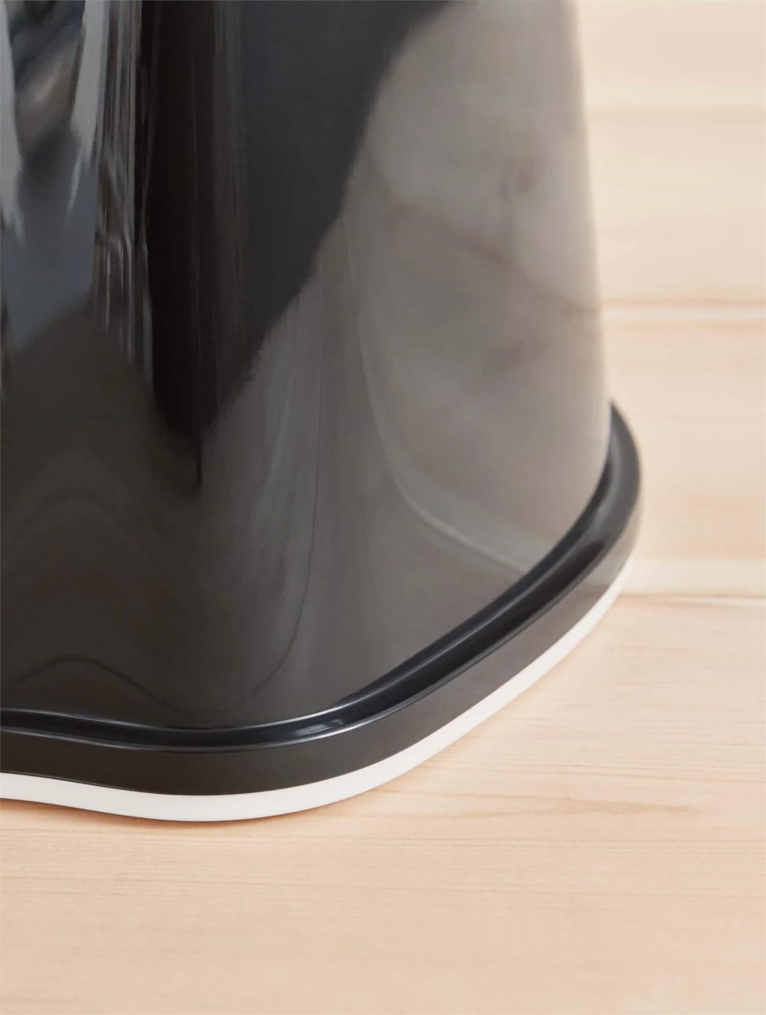 Olita cu protectie spate BabyBjorn Potty Chair Powder Black/White