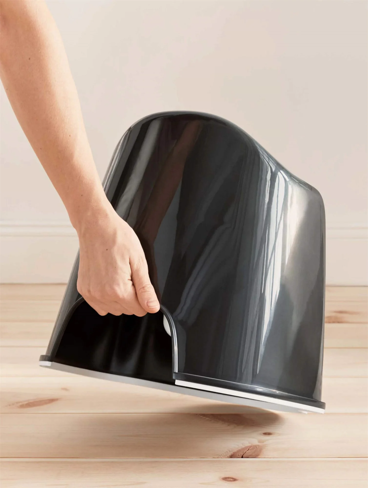 Olita cu protectie spate BabyBjorn Potty Chair Powder Black/White