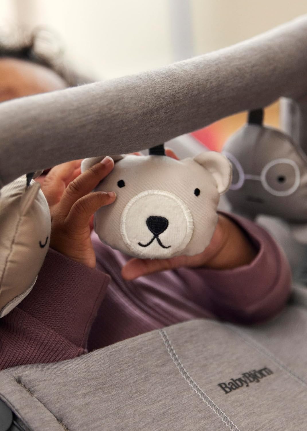 Bara de jucarii pentru balansoar BabyBjorn Soft Friends 4