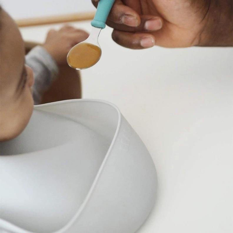 Beaba Набор из 2 силиконовых слюнявчиков Airy Green/Light Grey B913509