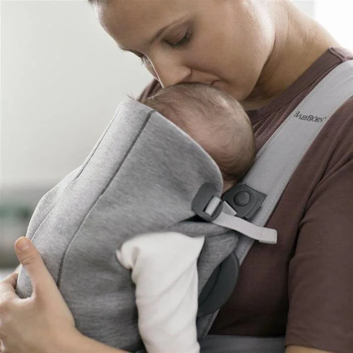 Marsupiu anatomic BabyBjorn Mini Light Grey cu pozitii multiple de purtare, 3D Jersey