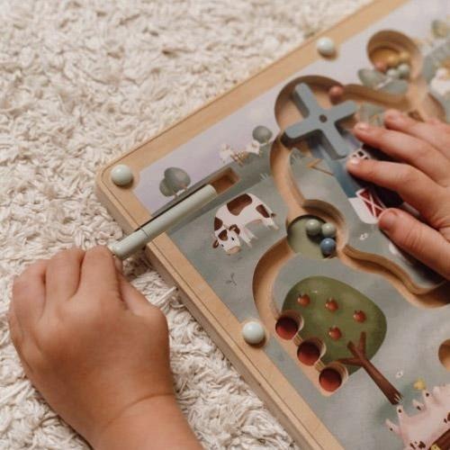 Магнитный лабиринт из дерева FSC — Little Farm — Little Dutch