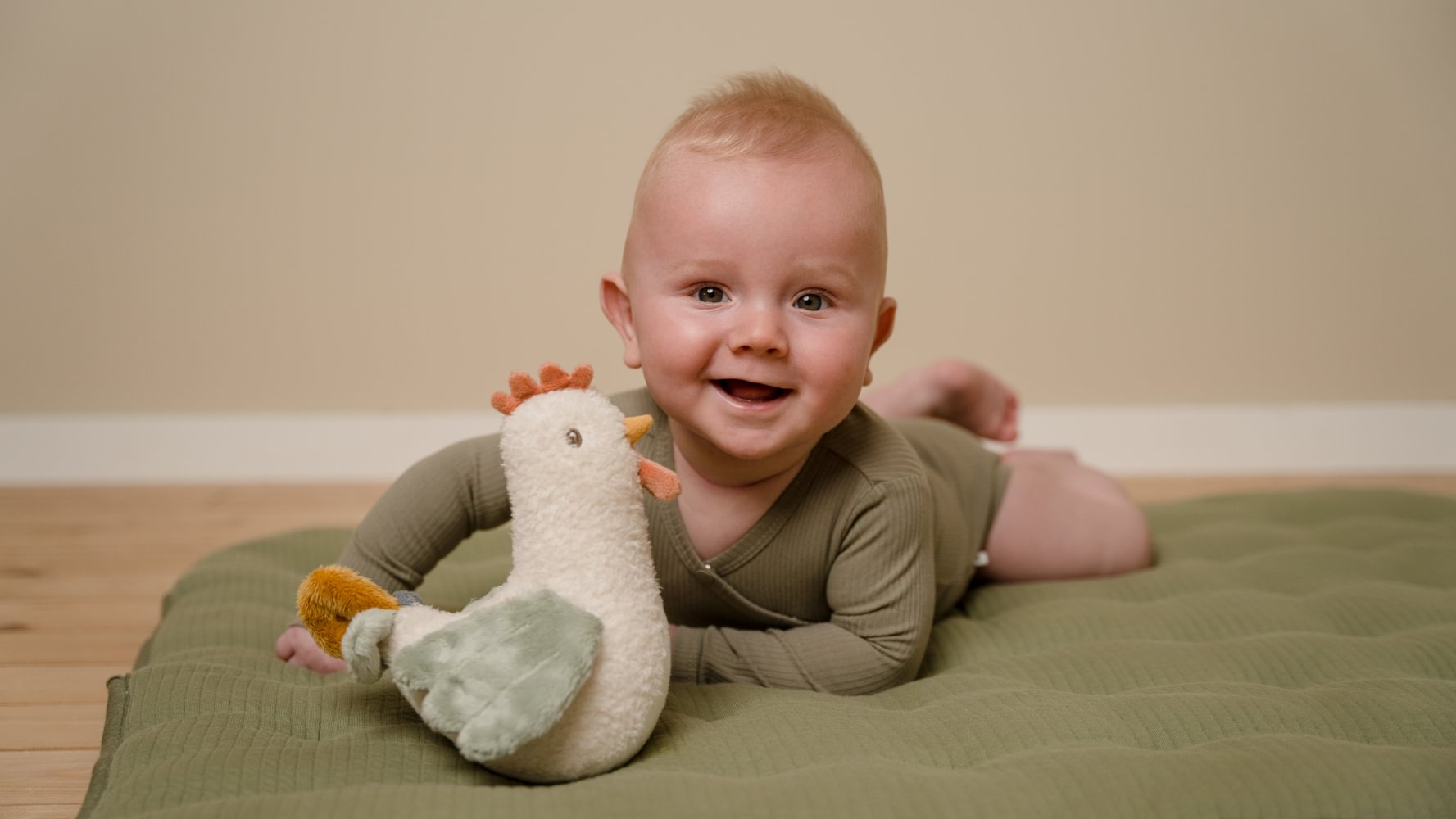 Jucarie hopa-mitica pentru bebelusi - Gaina - Little Farm - Little Dutch