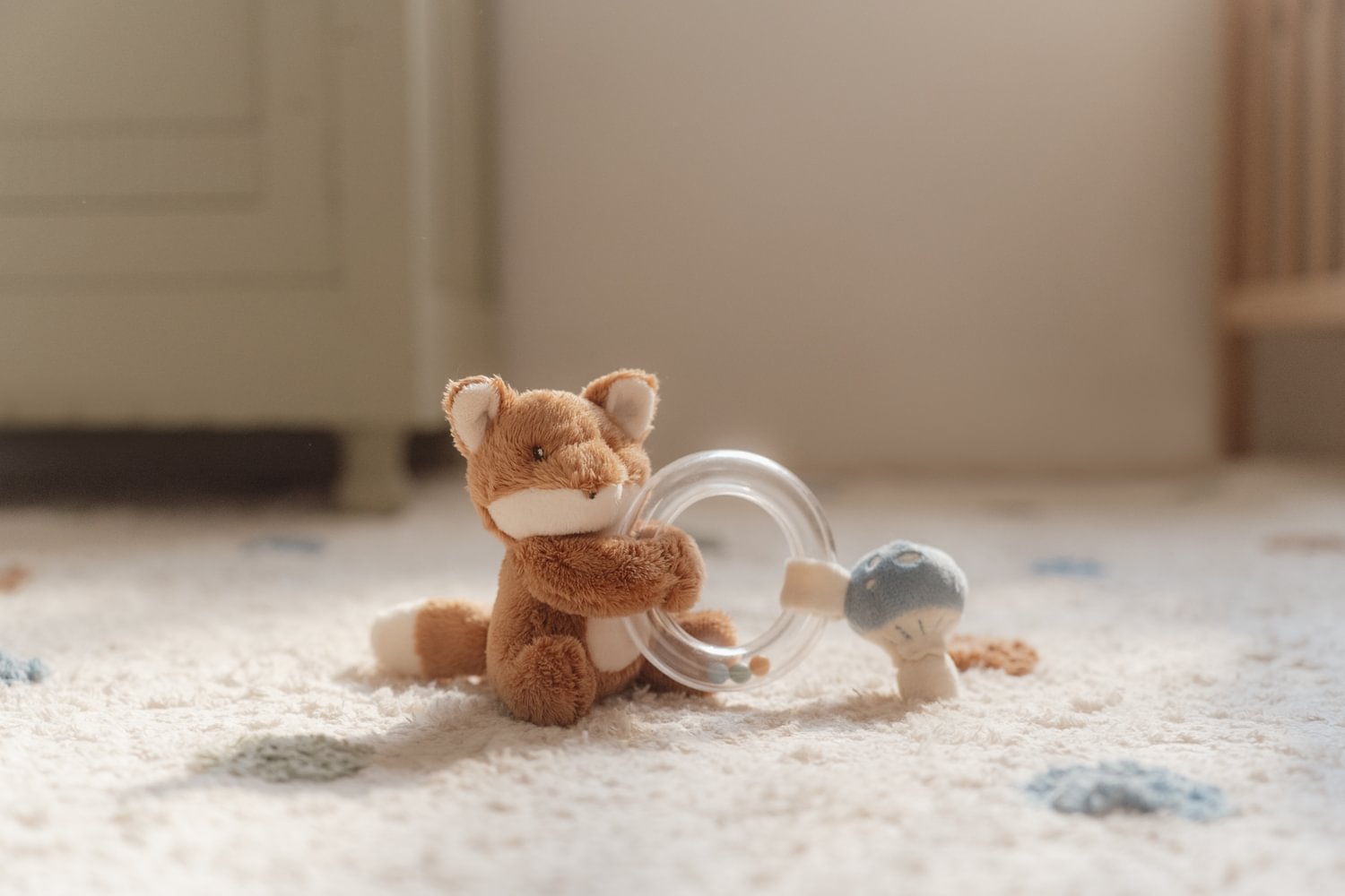 Jucarie din plus cu inel cu margele - Veverita - Forest Friends - Little Dutch