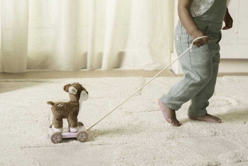 Плюшевая игрушка на колёсиках со шнурком для тяги – Оленёнок – Fairy Garden – Little Dutch