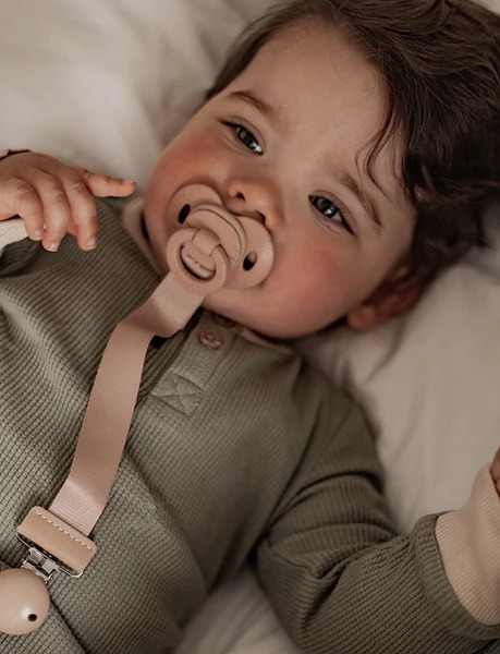 Clipsa pentru suzeta Lemn Blushing Pink