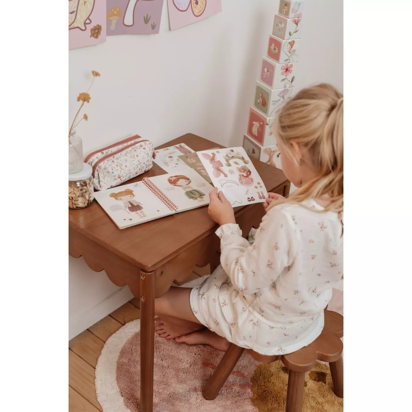 Carte cu abtibilduri - Fairy Garden - Little Dutch