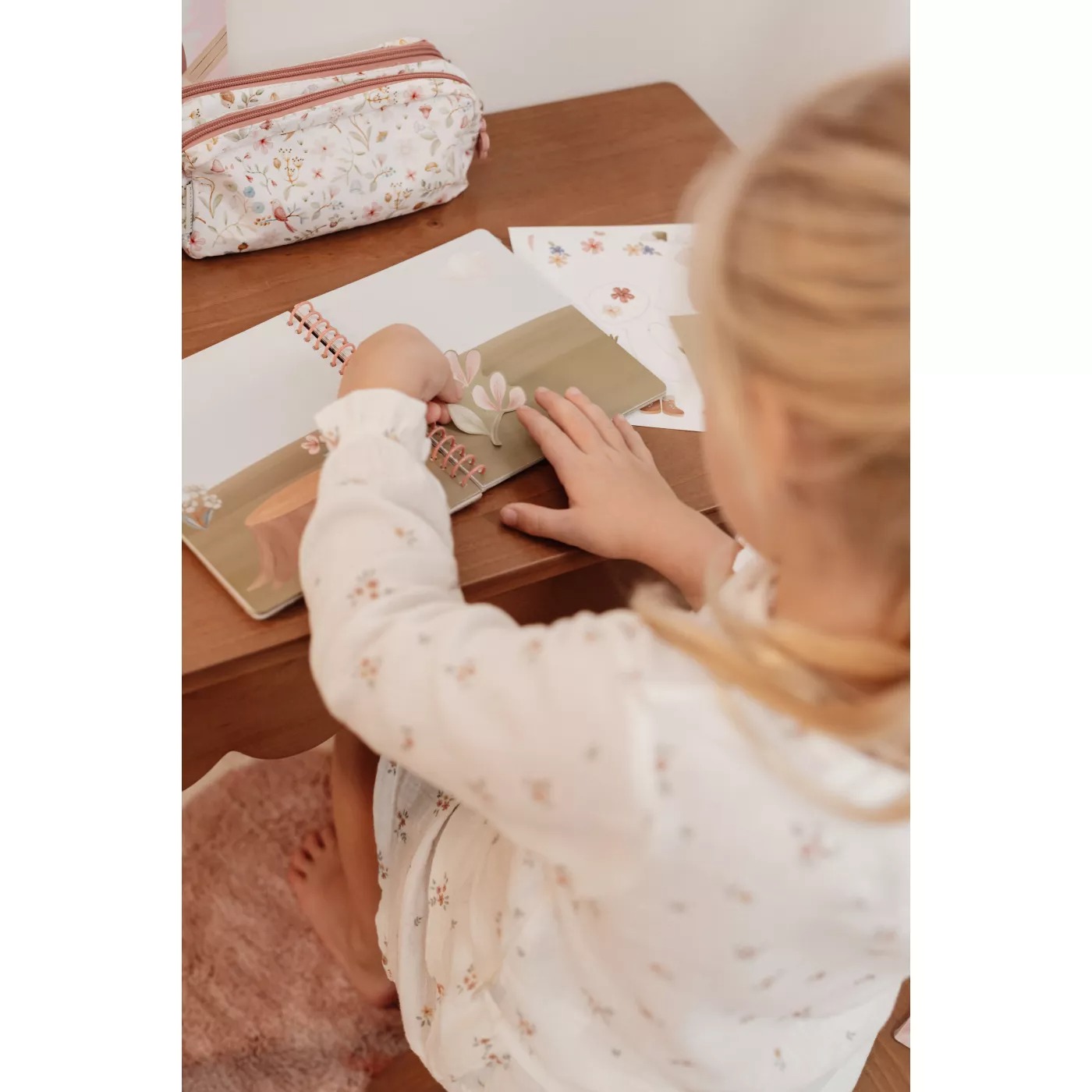 Carte cu abtibilduri - Fairy Garden - Little Dutch