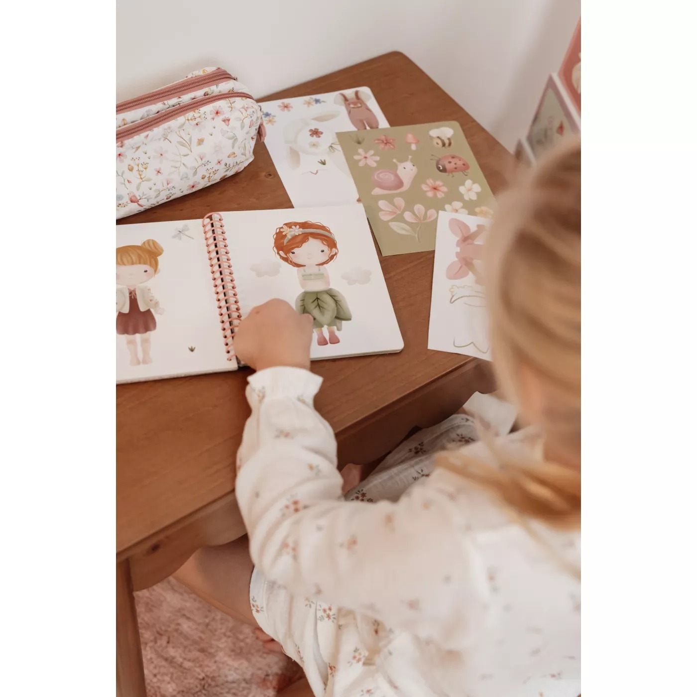 Carte cu abtibilduri - Fairy Garden - Little Dutch