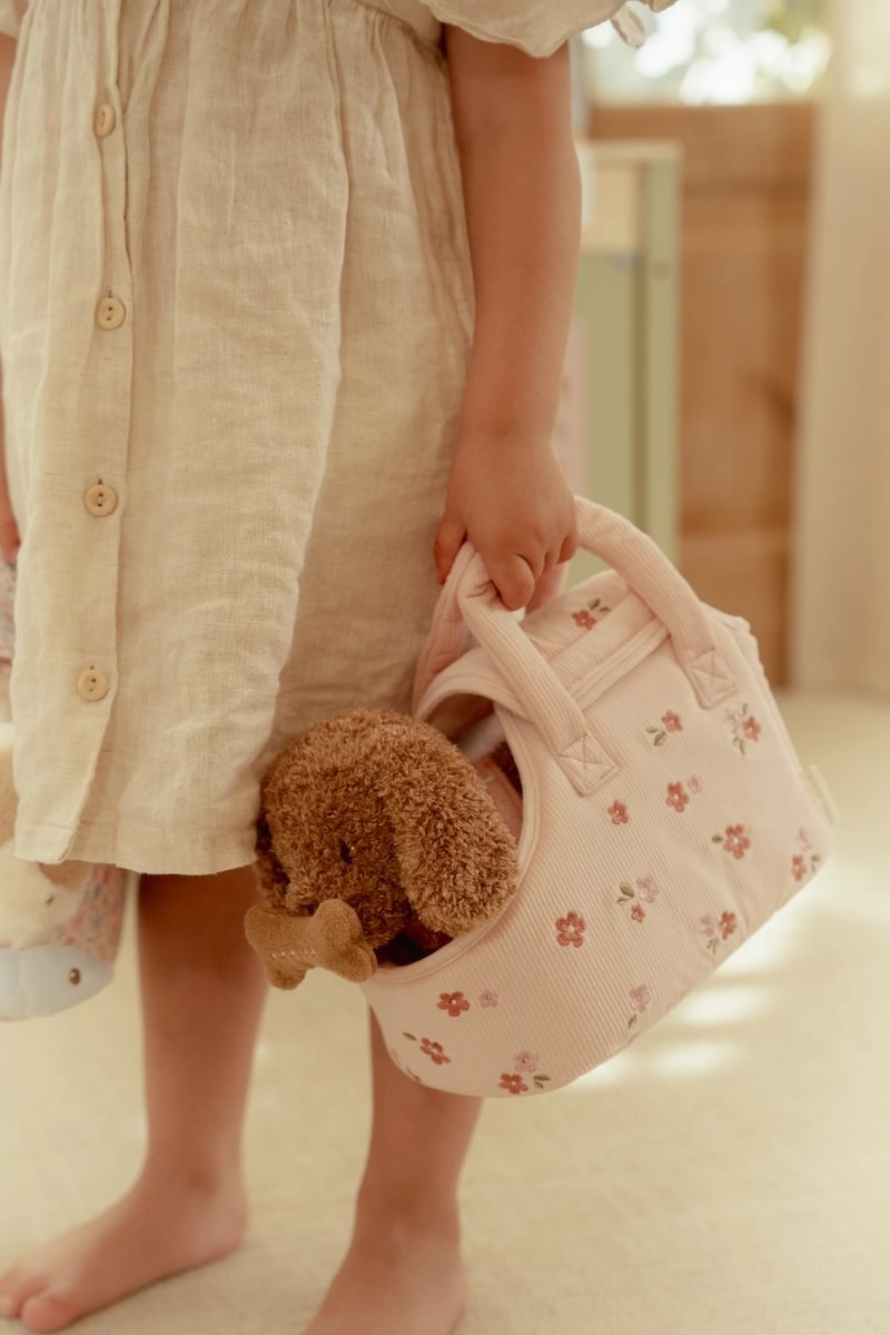 Мягкая игрушка с сертификатом GRS — собачка в сумочке — Little Dutch