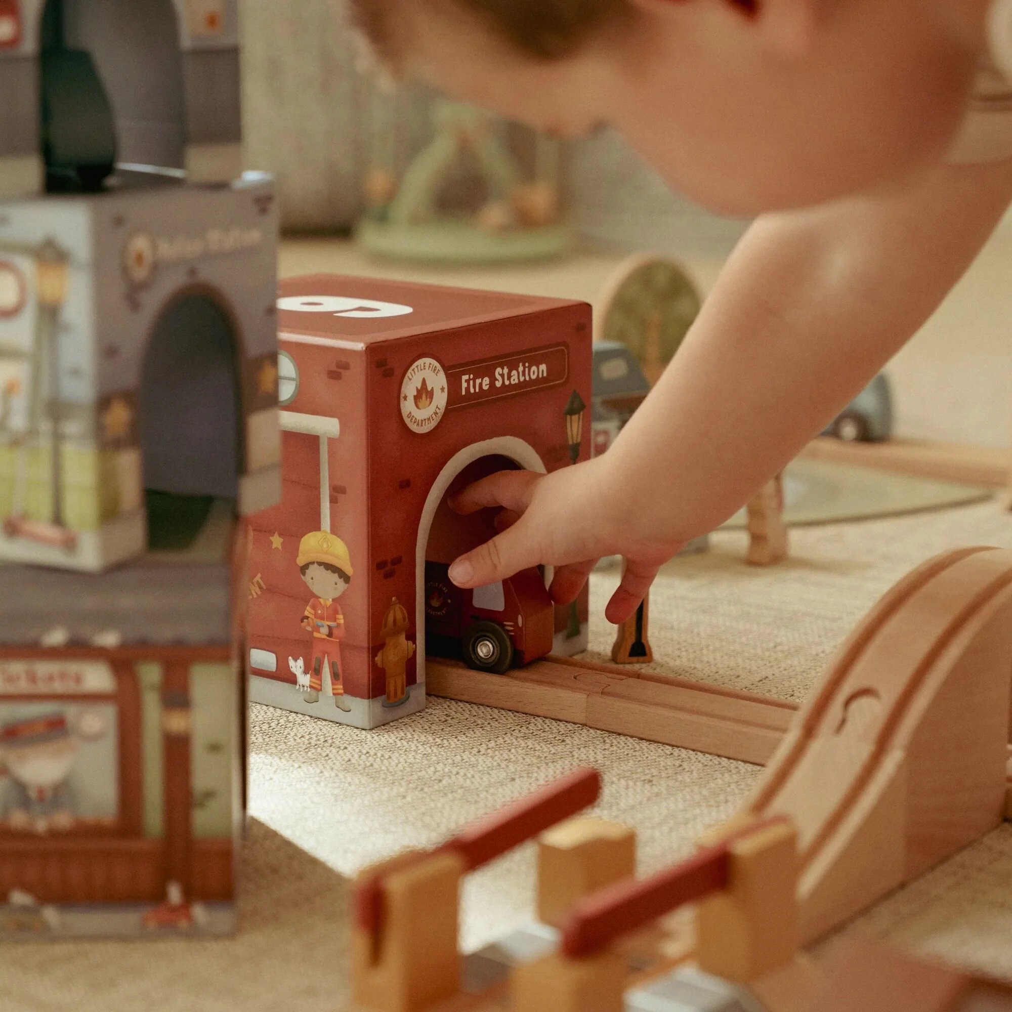 Garaj stivuibil cu masinute utilitare incluse - Little Dutch