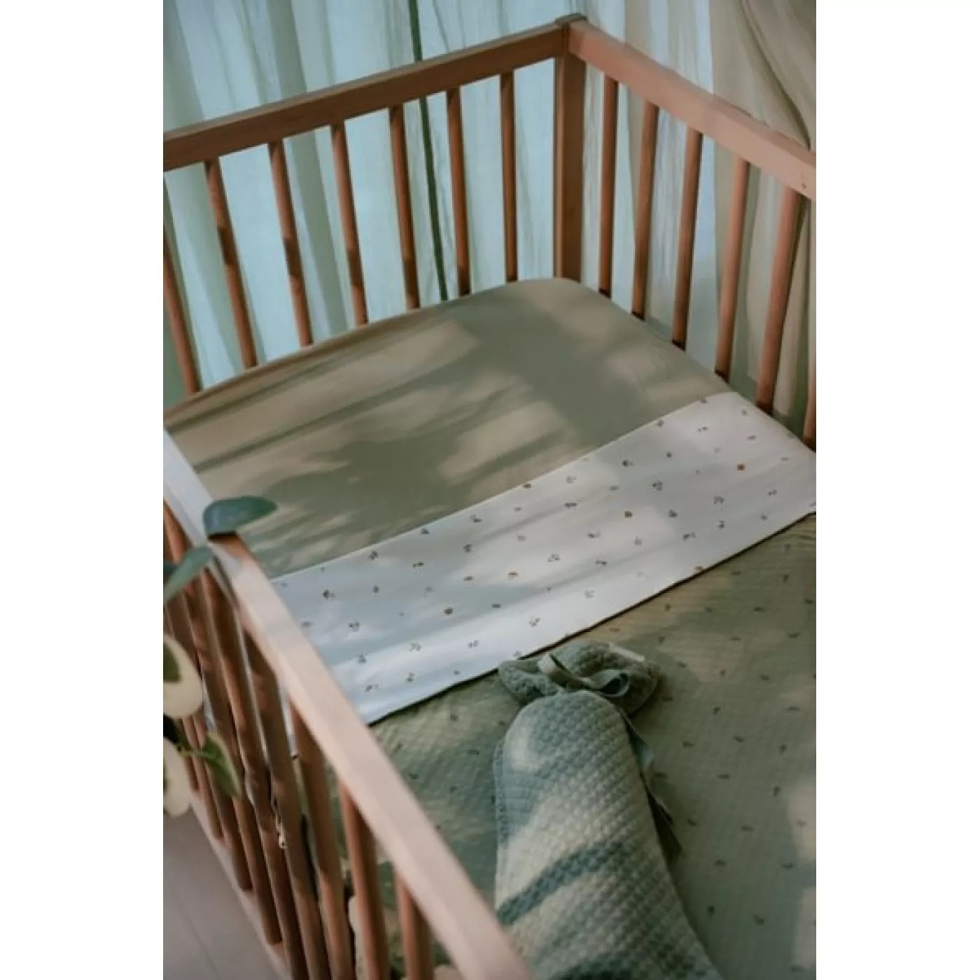 Двустороннее одеяло из органического хлопка – 70 × 100 см – Pure Sage Leaves – Little Dutch