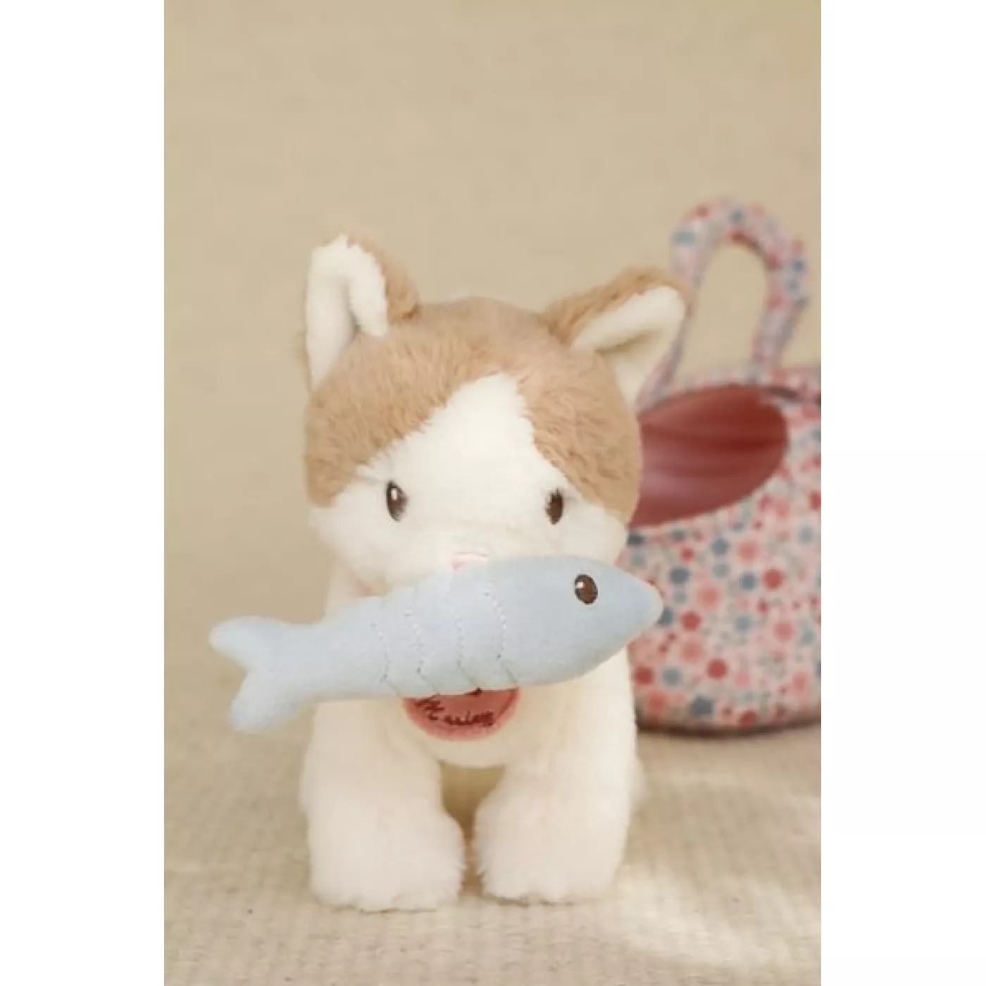 Мягкая игрушка с сертификатом GRS — кошечка в сумочке — Little Dutch