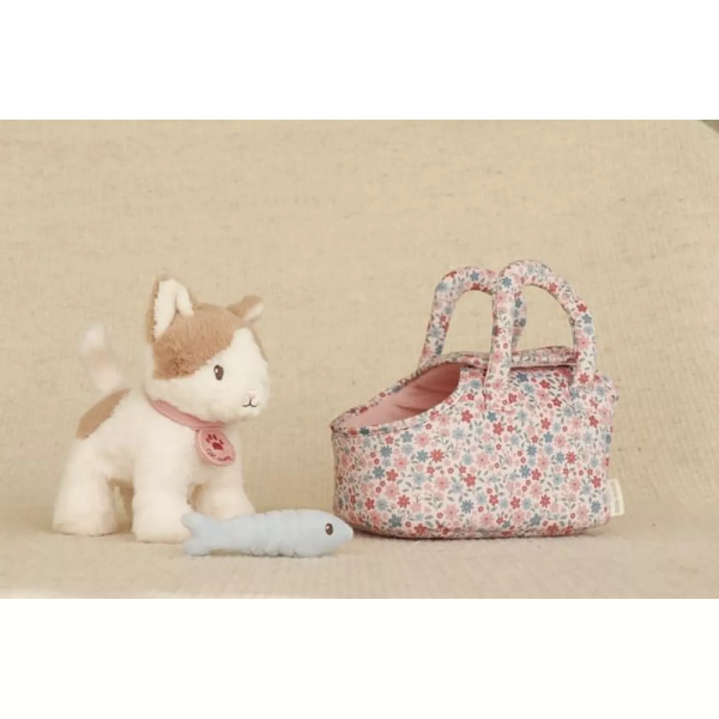 Мягкая игрушка с сертификатом GRS — кошечка в сумочке — Little Dutch