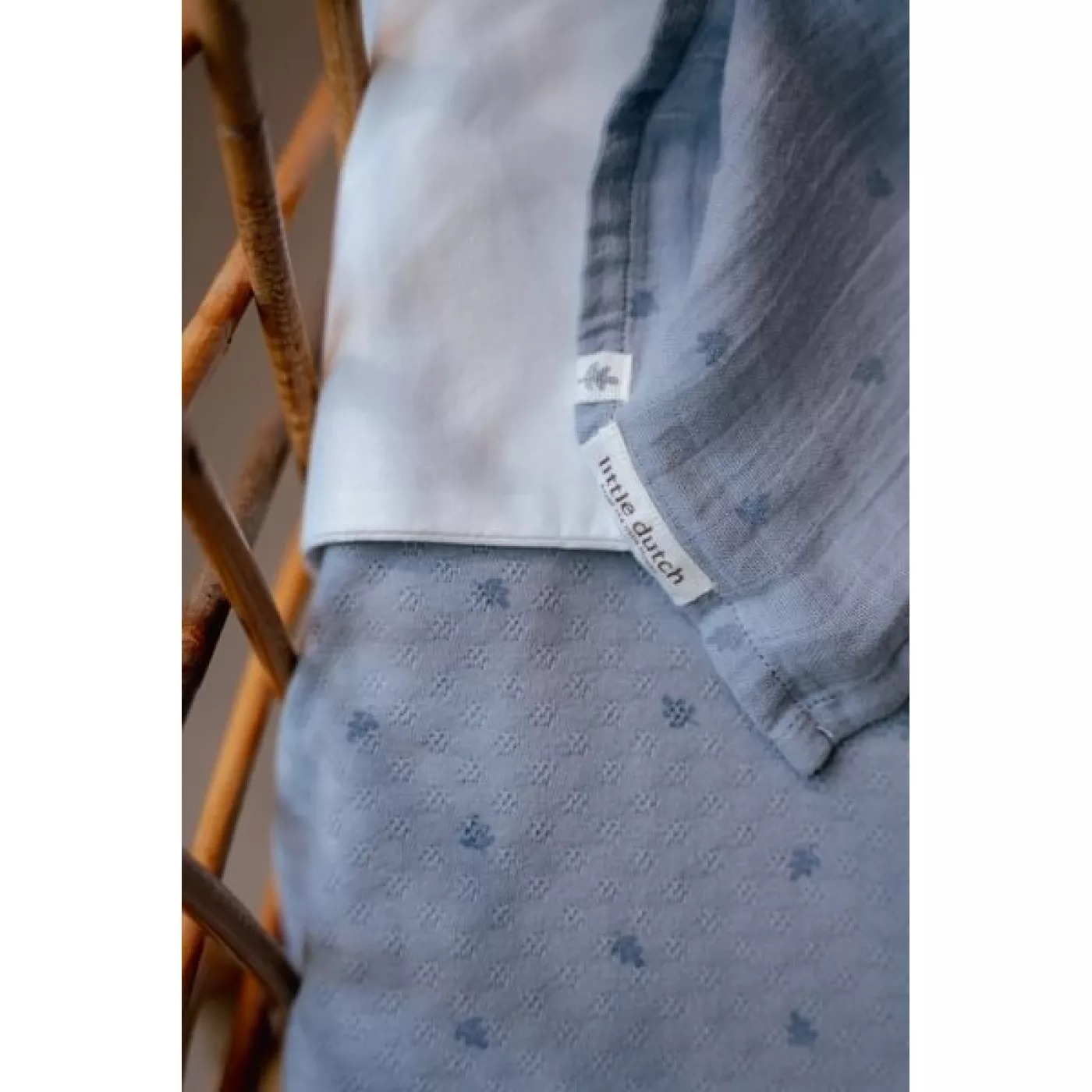 Двустороннее одеяло из органического хлопка – 70 × 100 см – Pure Denim Blue – Little Dutch