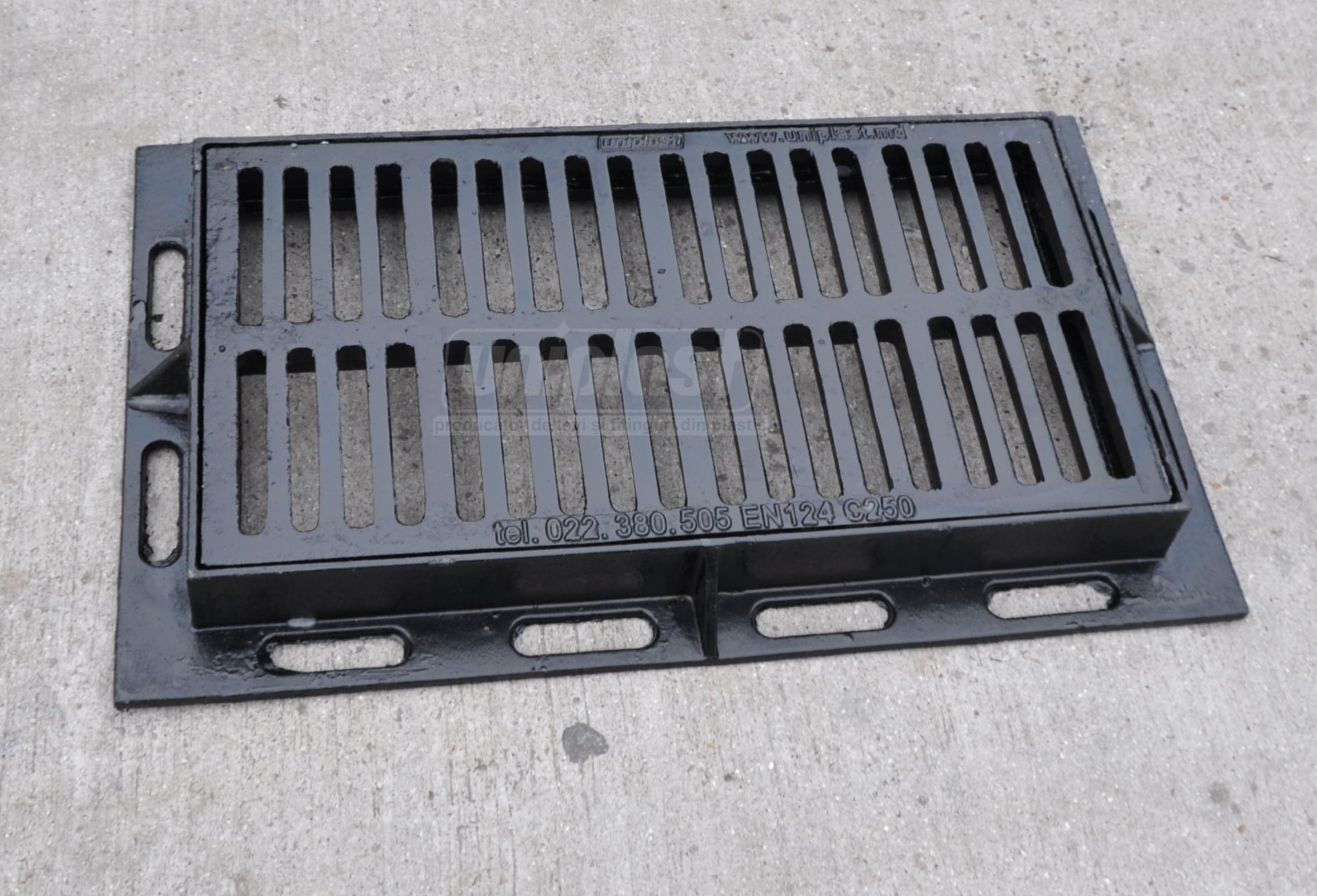 Решетка c рамой чугунная канализационная 340x640x40 мм EN124 C250 (450x750x70 мм)