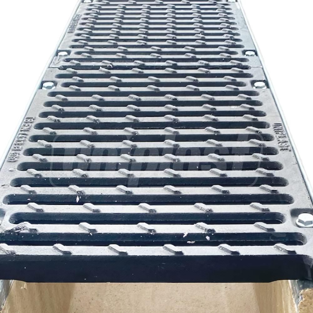 Gratar fonta canalizare cu rigola fibrobeton L=1000 mm H=300 mm B=300 mm EN124 D400 cu racord D.100 PVC pe partea de jos TR