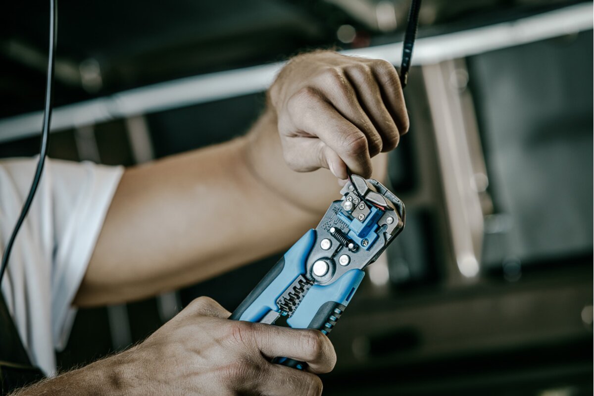 Автоматический зачистной инструмент HOGERT для проводов 0,05-10 мм² (30-8 AWG).