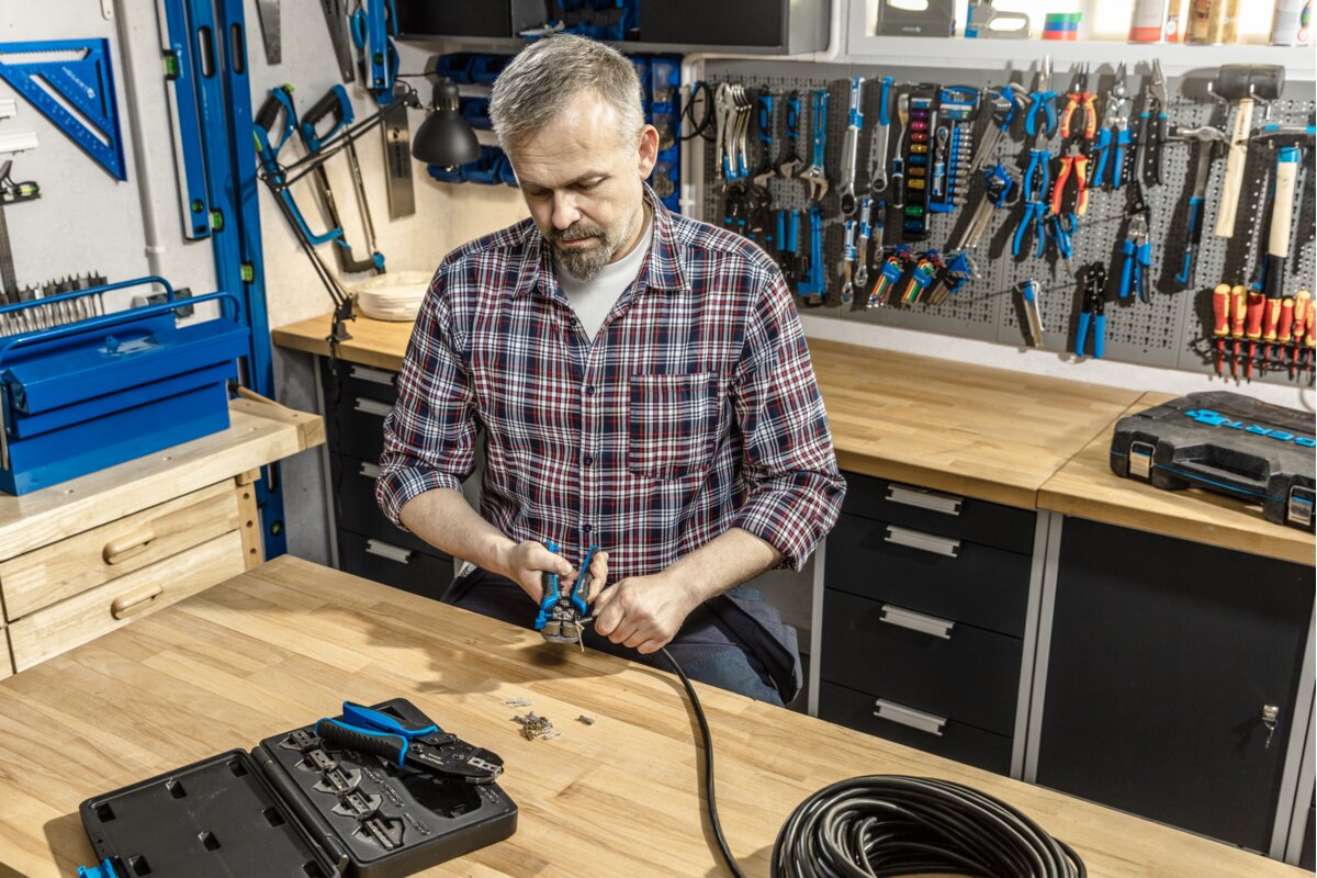 Автоматический зачистной инструмент HOGERT для проводов 0,05-10 мм² (30-8 AWG).