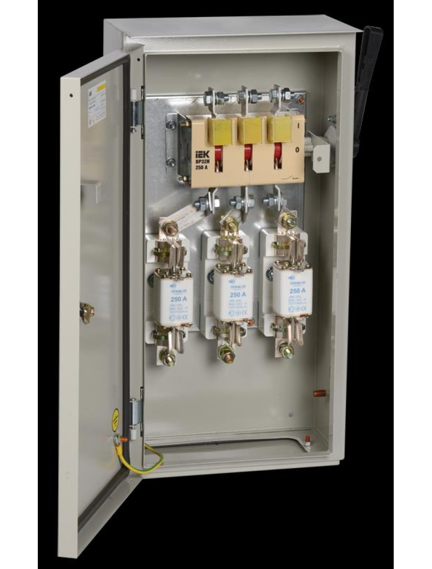 Cutie pentru automate cu întrerupător și siguranță  250А 74 IP54 IEK