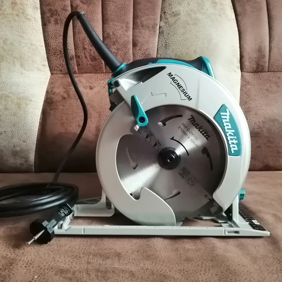 * Fierăstrău circular manual 1800W 5008MG MAKITA