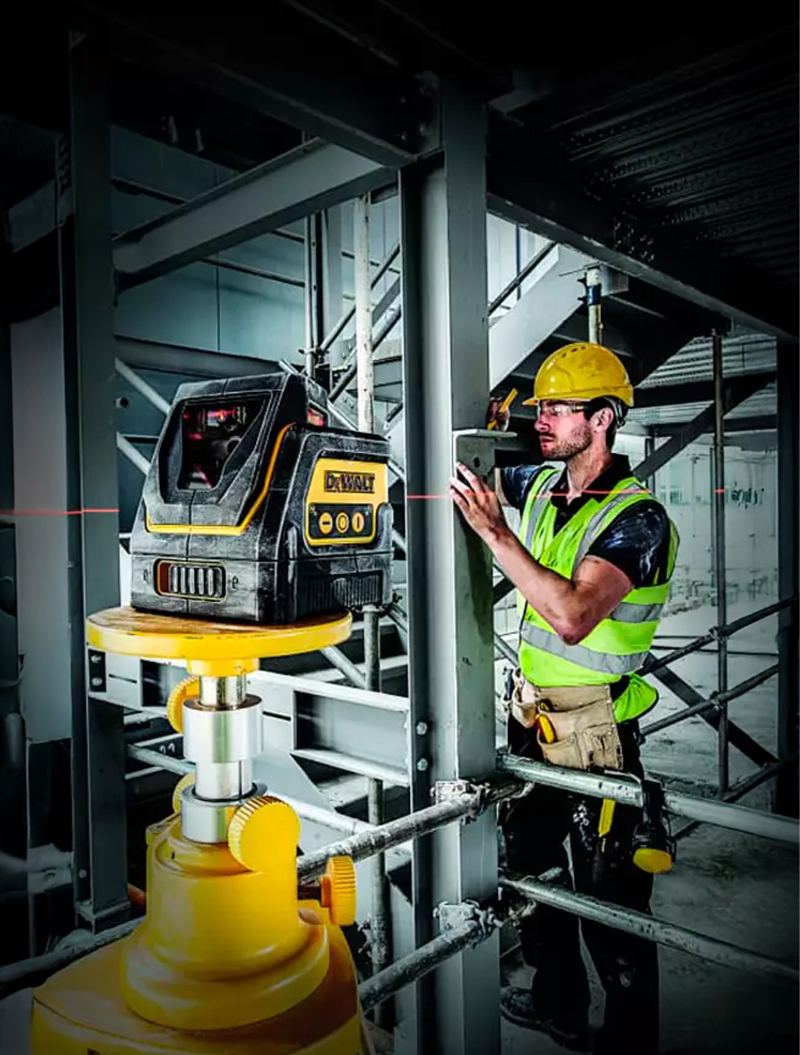 Лазерный нивелир с двумя линиями (горизонтальной и вертикальной). DeWALT DW0811