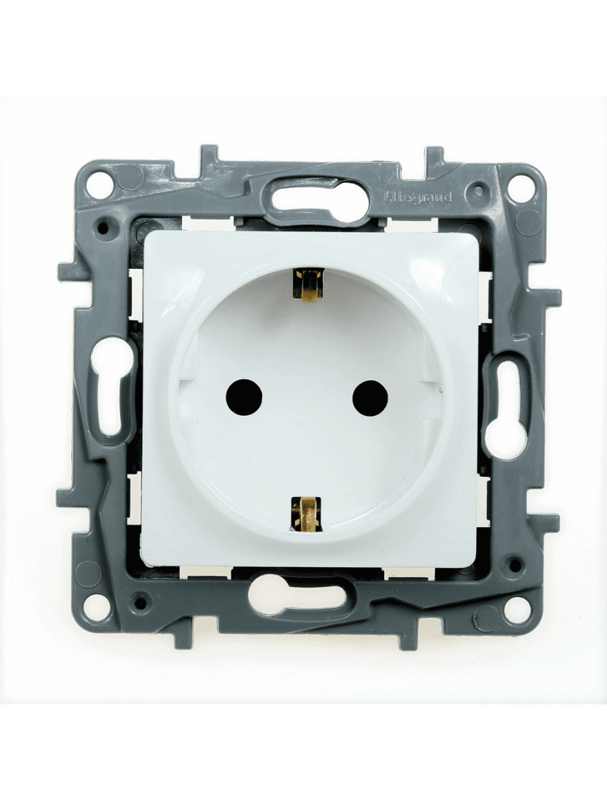 Priză cu împământare 2P+E albă Niloe 2