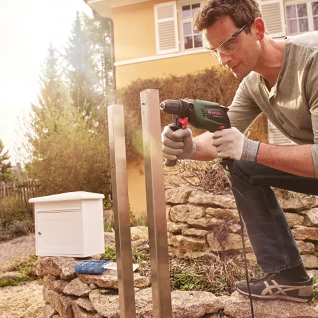 * Mașină de găurit cu percuție UNIVERSAL IMPACT 700 BOSCH